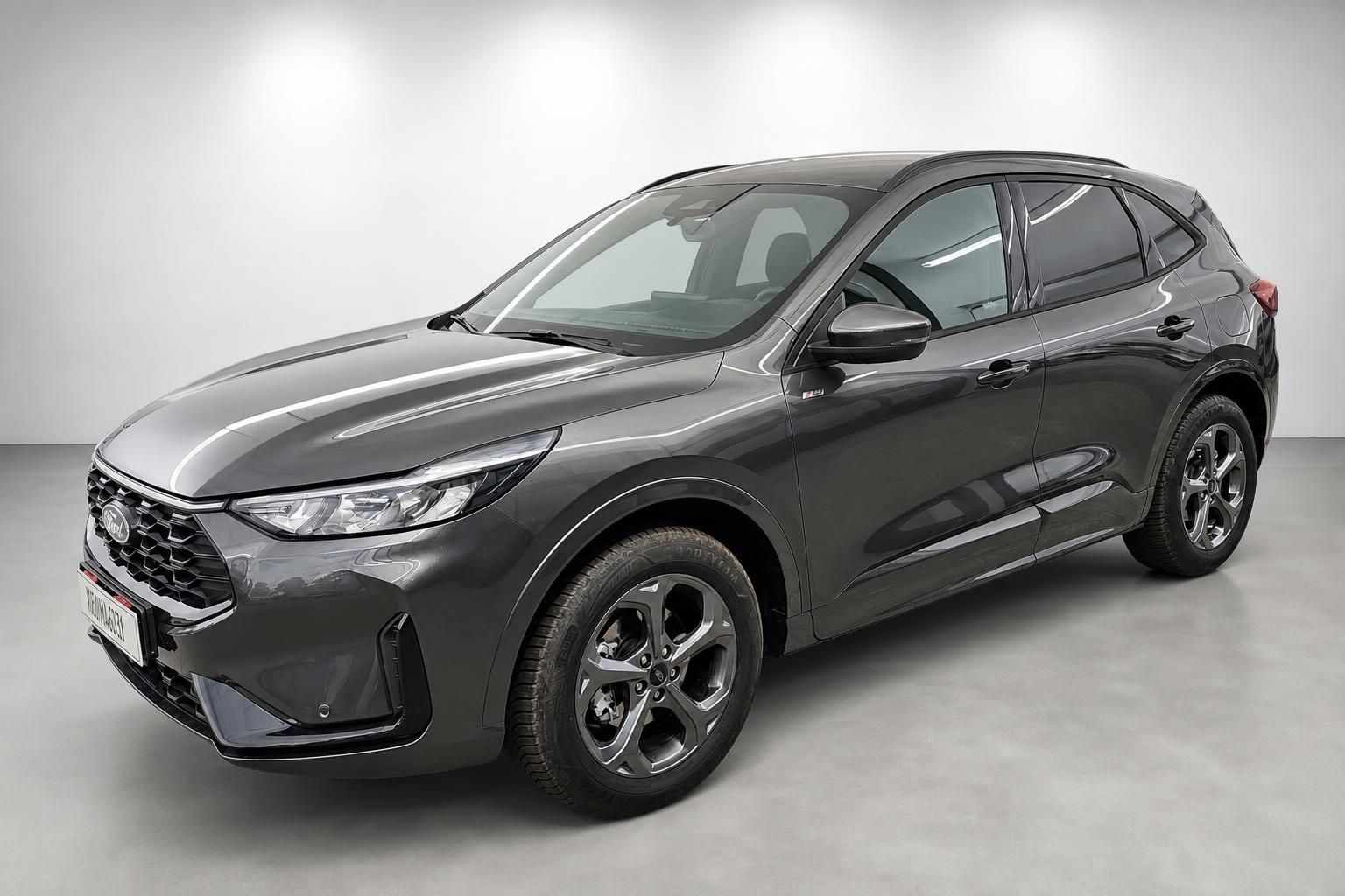 Ford Kuga in Grau metallic, Frontansicht schräg im Studio