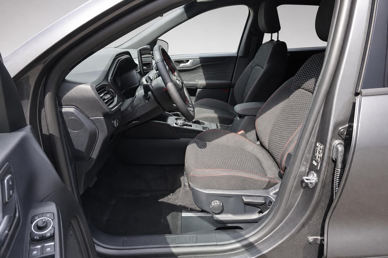 Ford Kuga Innenraum, Fahrersitz und Cockpit durch geöffnete Tür