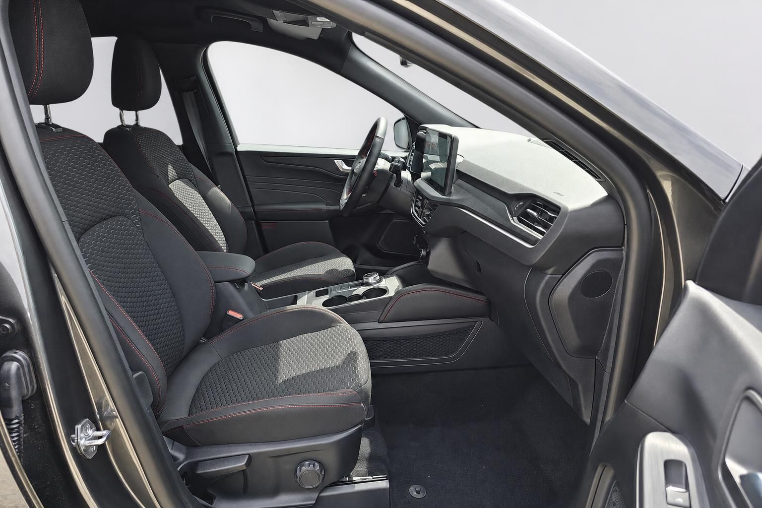 Ford Kuga Interieur mit Blick auf Vordersitze und Armaturenbrett