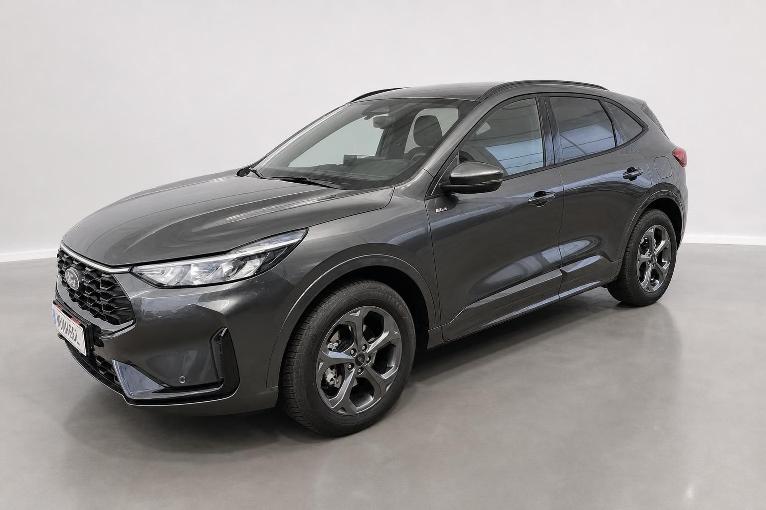 Ford Kuga grau Frontansicht seitlich mit Leichtmetallfelgen