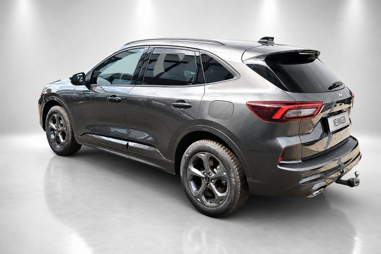 Ford Kuga grau Heckansicht mit Anhaengerkupplung im Fotostudio