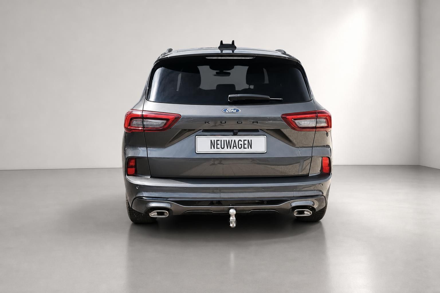 Ford Kuga grau Heckansicht mit Anhaengerkupplung im Studio