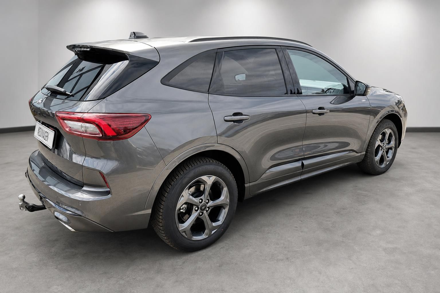 Ford Kuga grau Heck-Seitenansicht mit Anhaengerkupplung im Studio