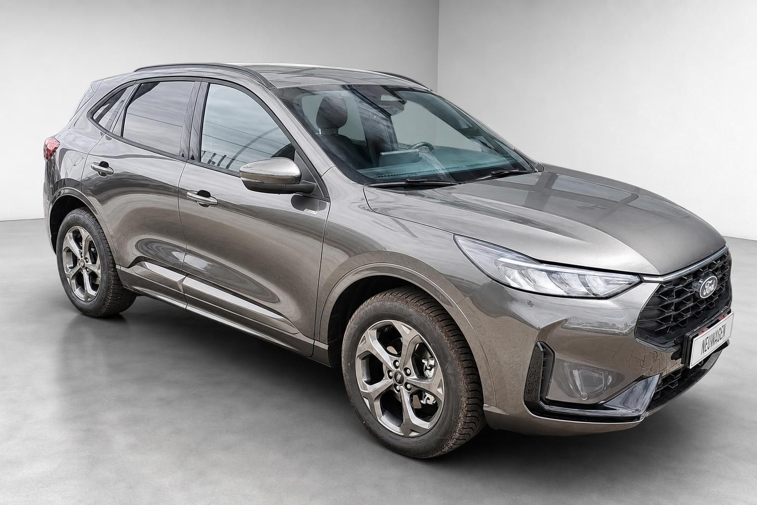 Ford Kuga grau Frontansicht schraeg im Studio fotografiert