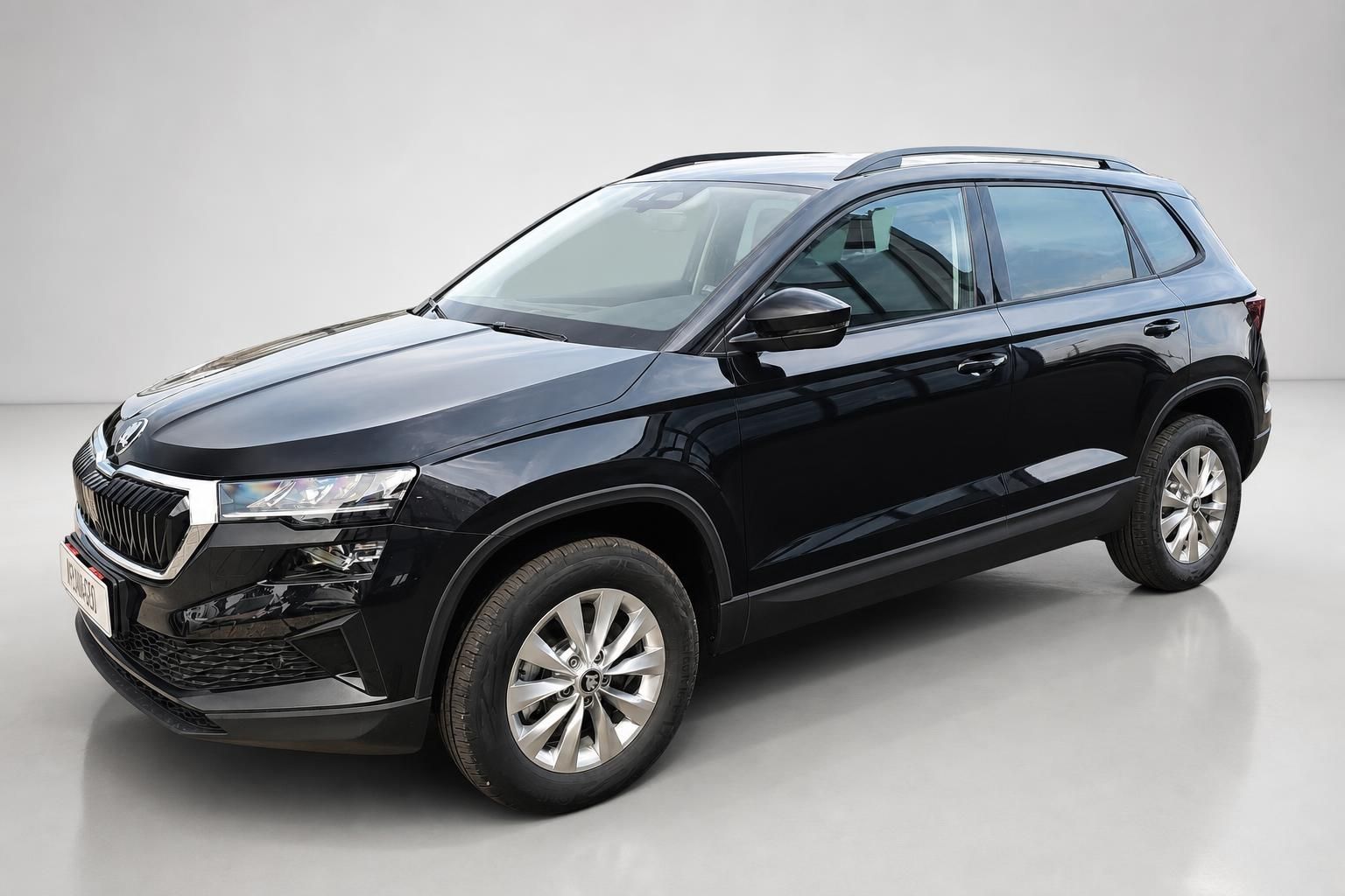 Skoda Karoq schwarz SUV Frontansicht seitlich im Studio