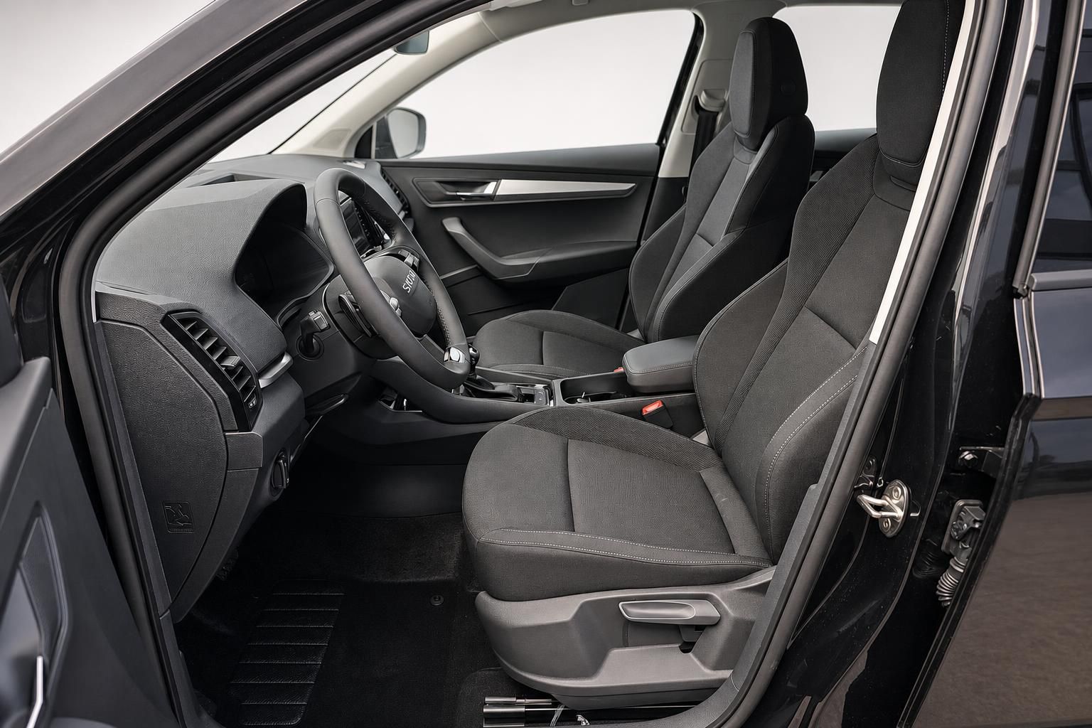 Skoda Karoq Fahrersitz und Cockpit Innenraumansicht schwarz