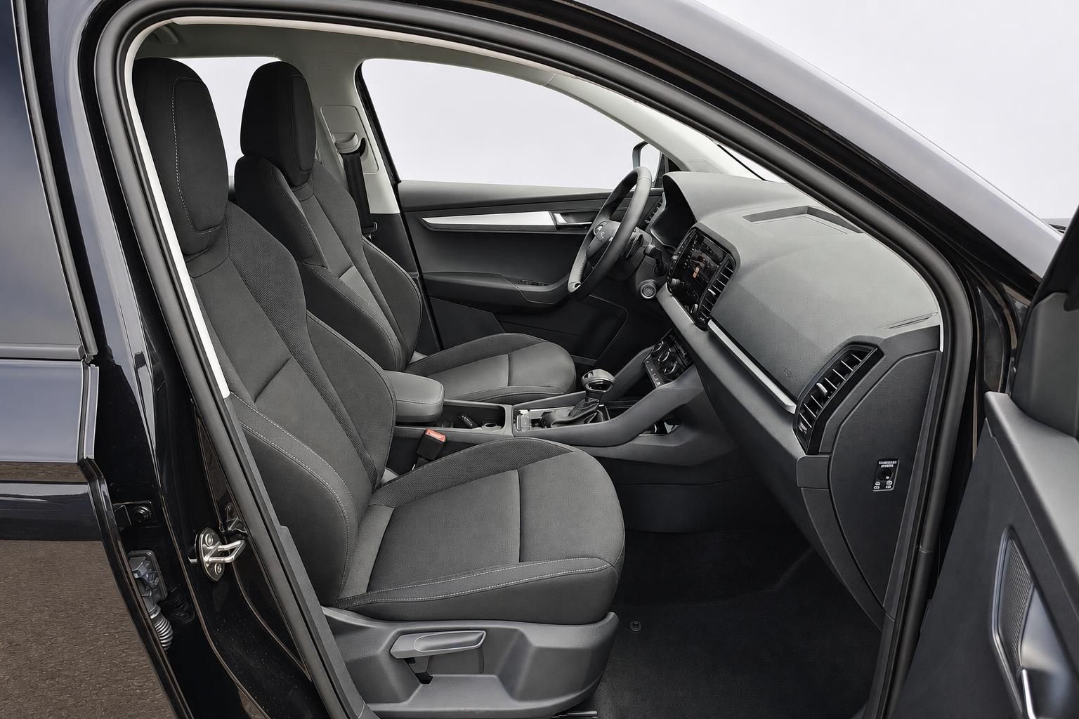 Skoda Karoq Innenraum Vordersitze und Armaturenbrett Ansicht