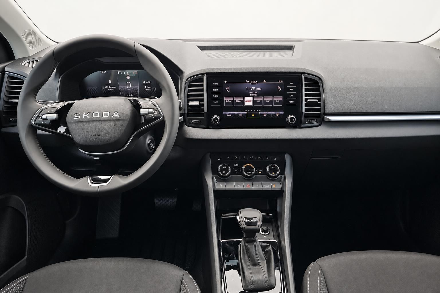 Skoda Karoq Cockpit mit Lenkrad und Infotainment-Display
