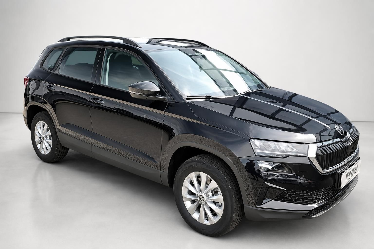 Skoda Karoq schwarz SUV Frontansicht seitlich Neuwagen
