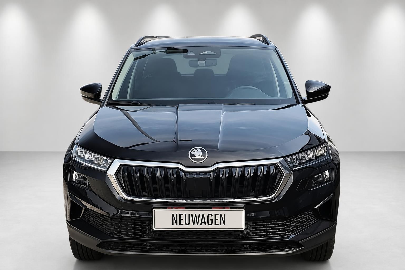 Skoda Karoq schwarz Frontansicht Neuwagen SUV Studio