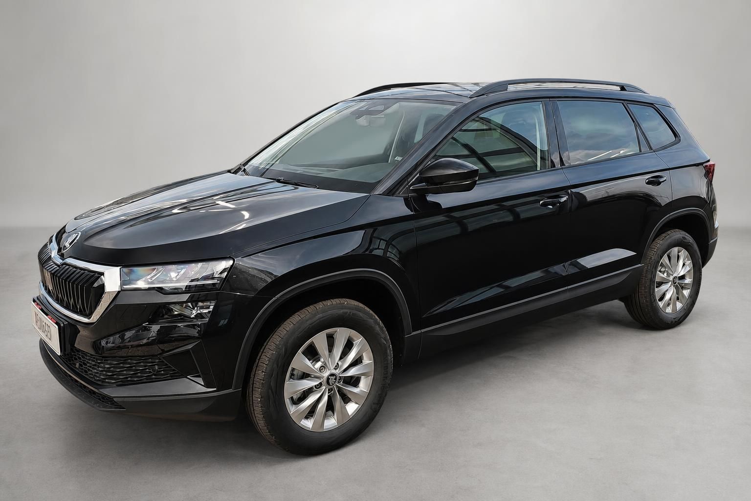 Skoda Karoq schwarz SUV Seitenansicht vorne Neuwagen