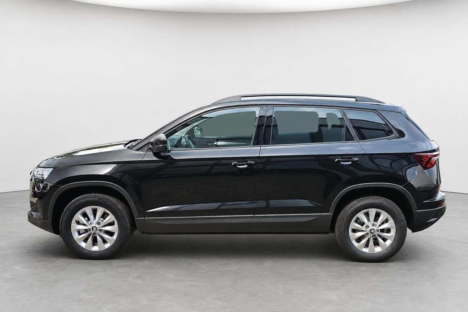 Skoda Karoq schwarz SUV Seitenansicht Profil Studio