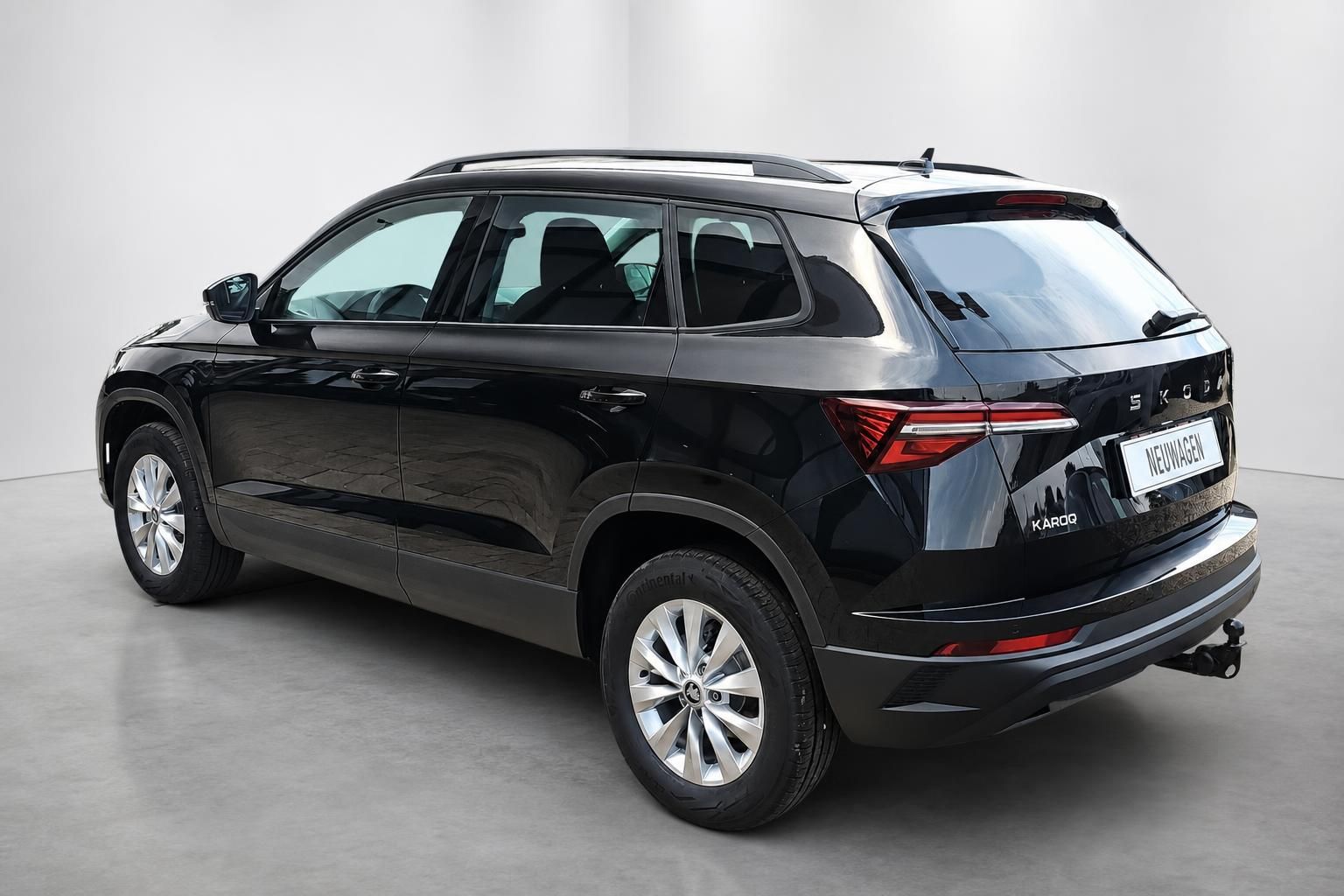 Skoda Karoq schwarz SUV Heckansicht Neuwagen Studio