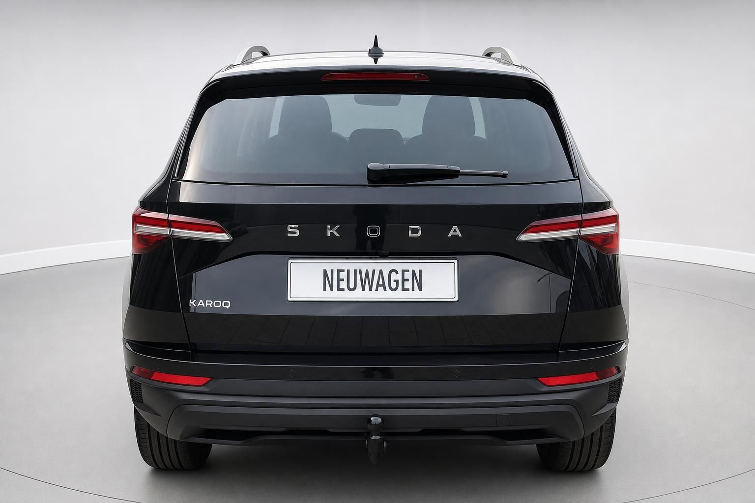 Skoda Karoq schwarz, Heckansicht im Studio
