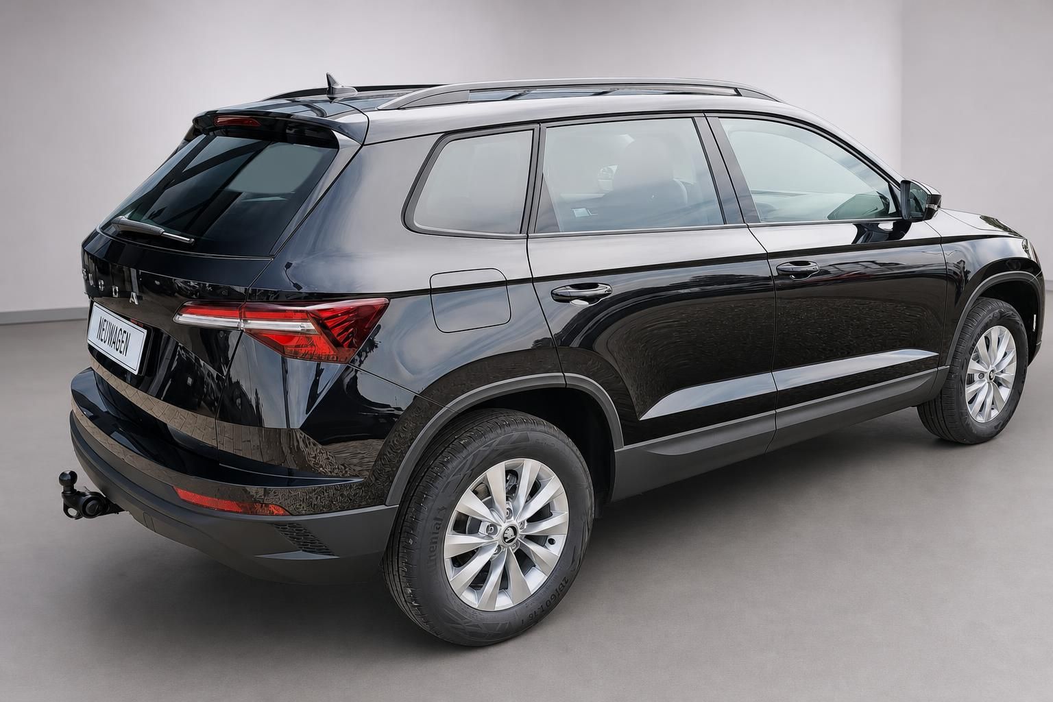 Skoda Karoq schwarz, Heck-Seitenansicht mit Anhängerkupplung