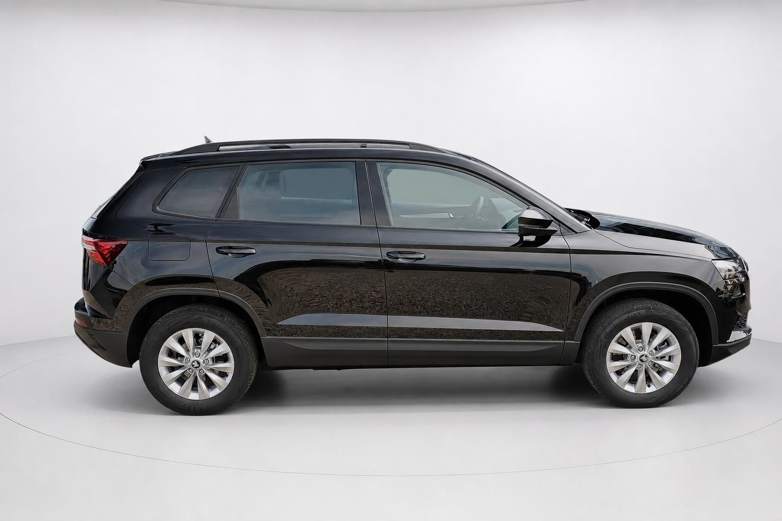 Skoda Karoq schwarz, Seitenansicht als Neuwagen