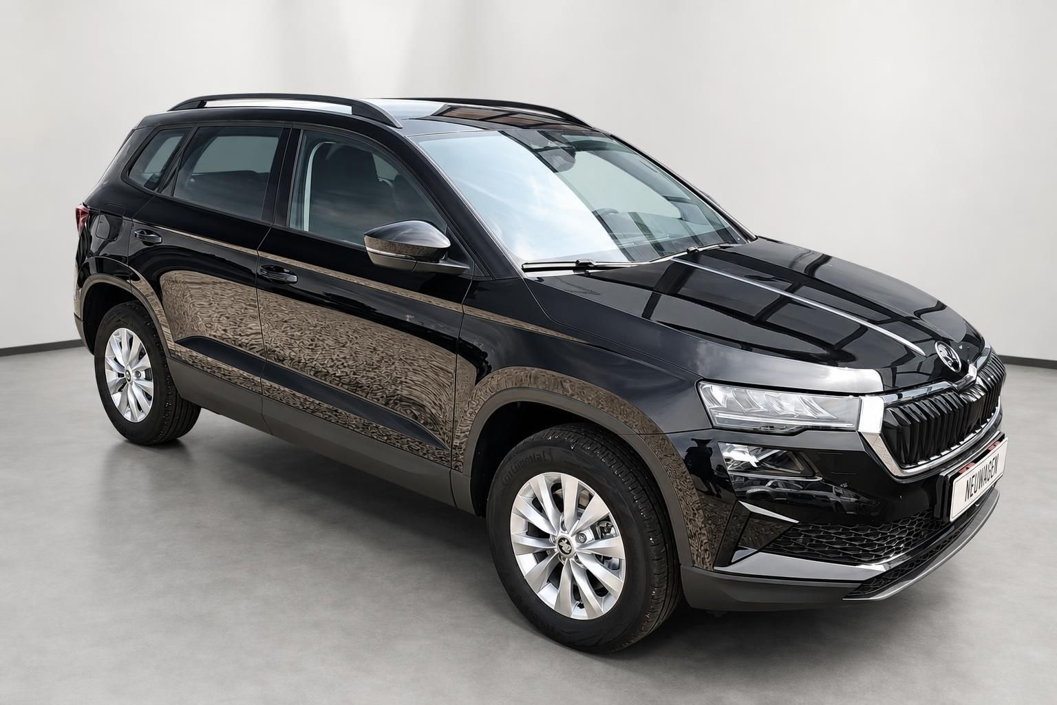 Skoda Karoq schwarz, Frontansicht schräg im Studio