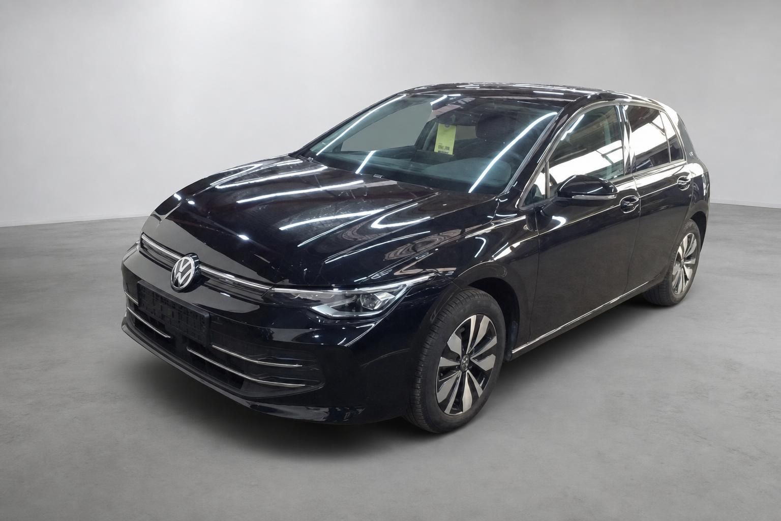 VW Golf schwarz Frontansicht seitlich im Autohaus