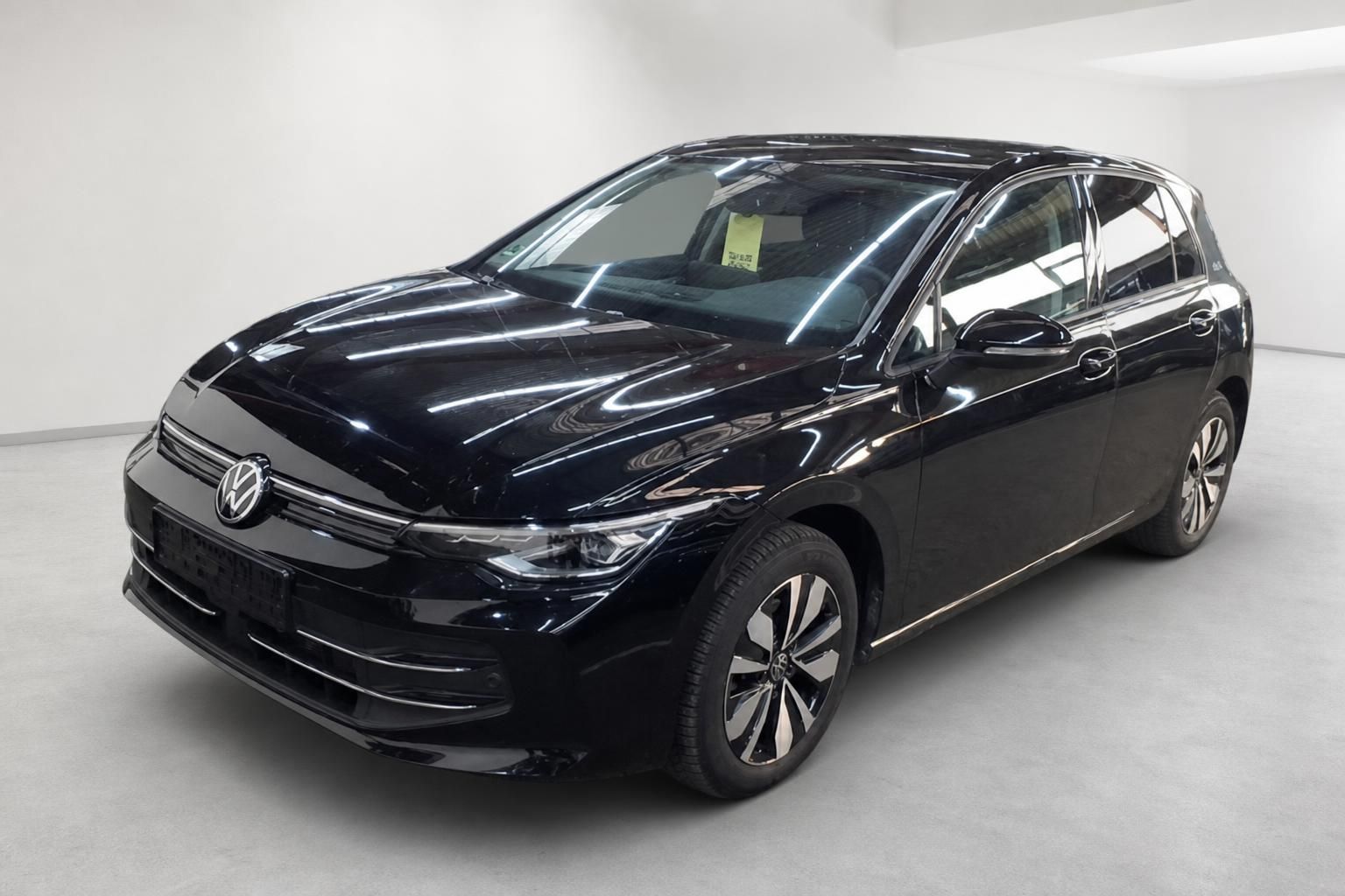 VW Golf schwarz Halbfrontansicht in Showroom