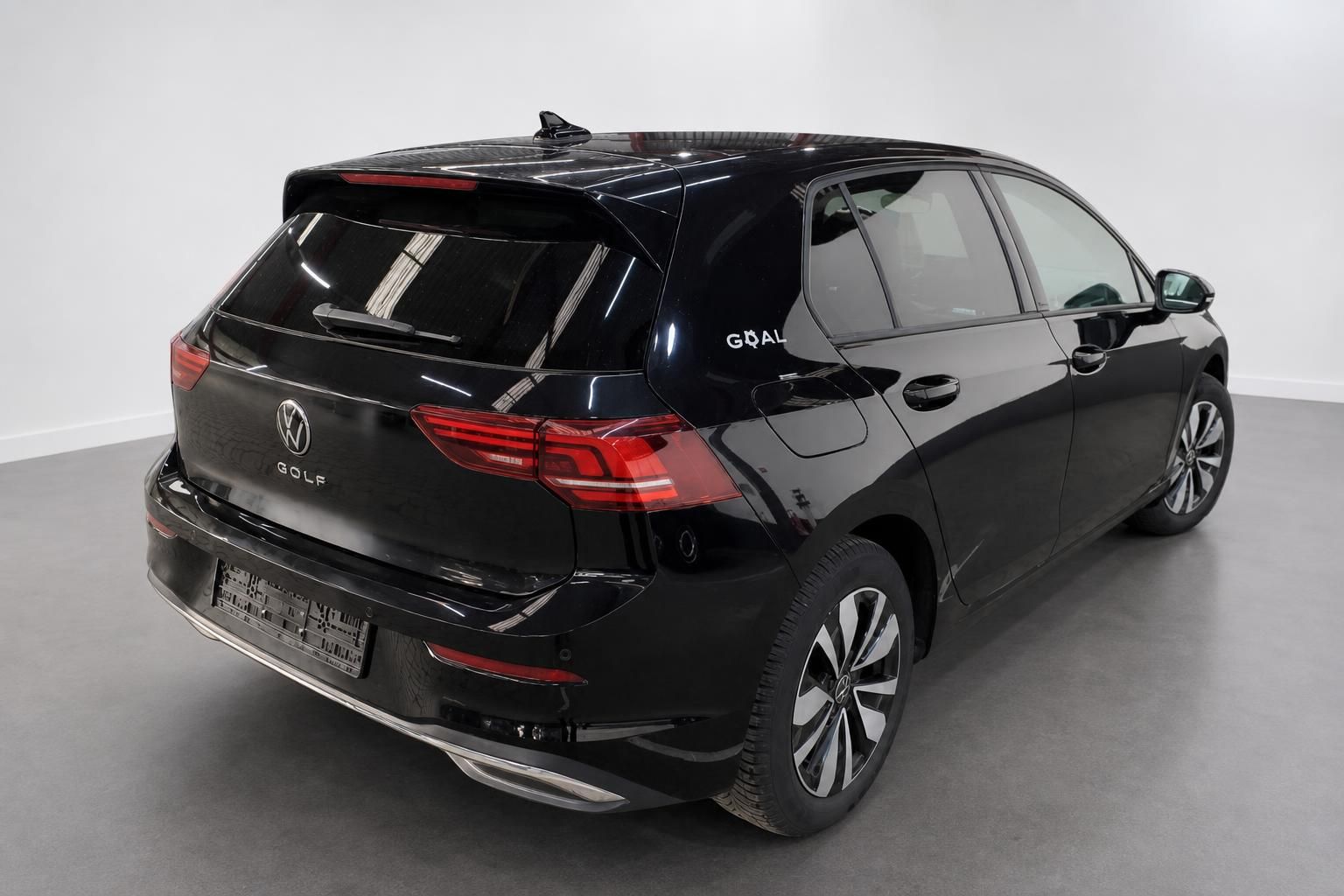 VW Golf schwarz Heckansicht mit Leichtmetallfelgen
