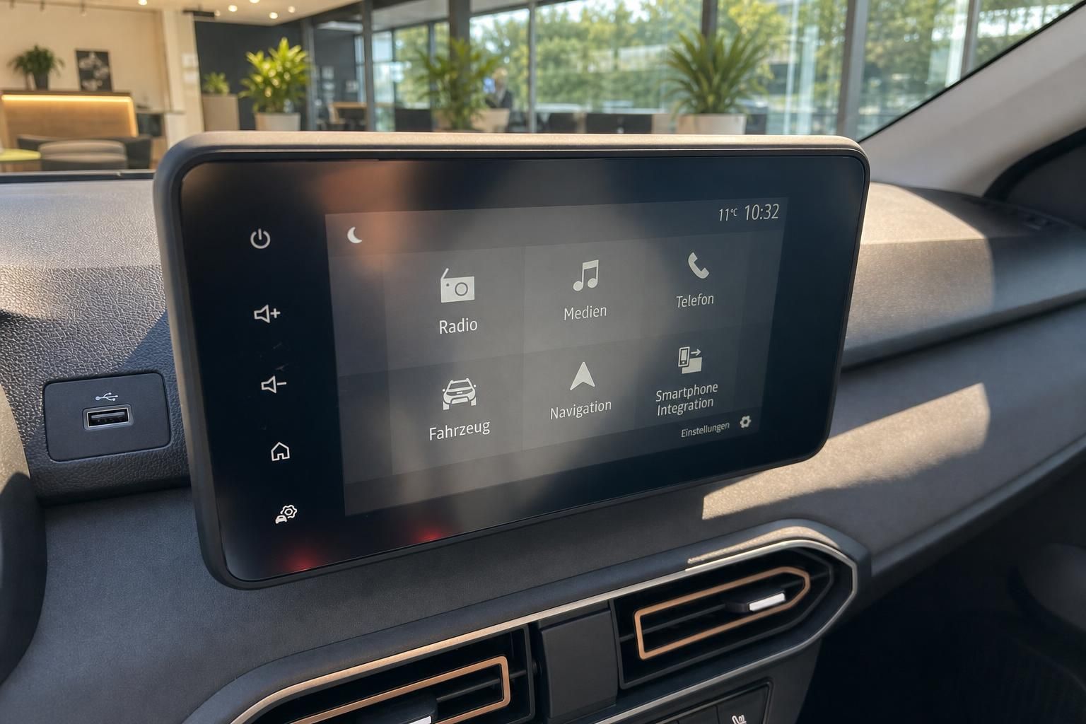 Dacia Fahrzeug Infotainment-Display mit Navigationssystem - modernes Touchscreen-System im Auto