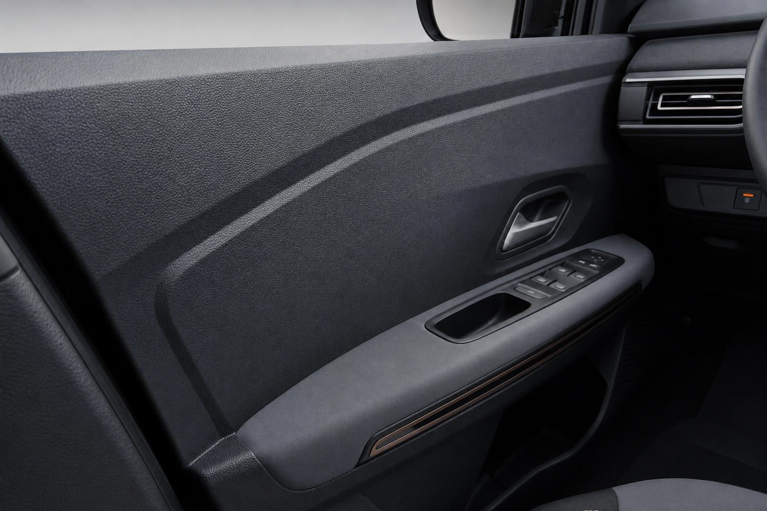 Dacia Fahrzeug Türverkleidung Detail - Fensterheber und Bedienelemente in dunklem Interieur