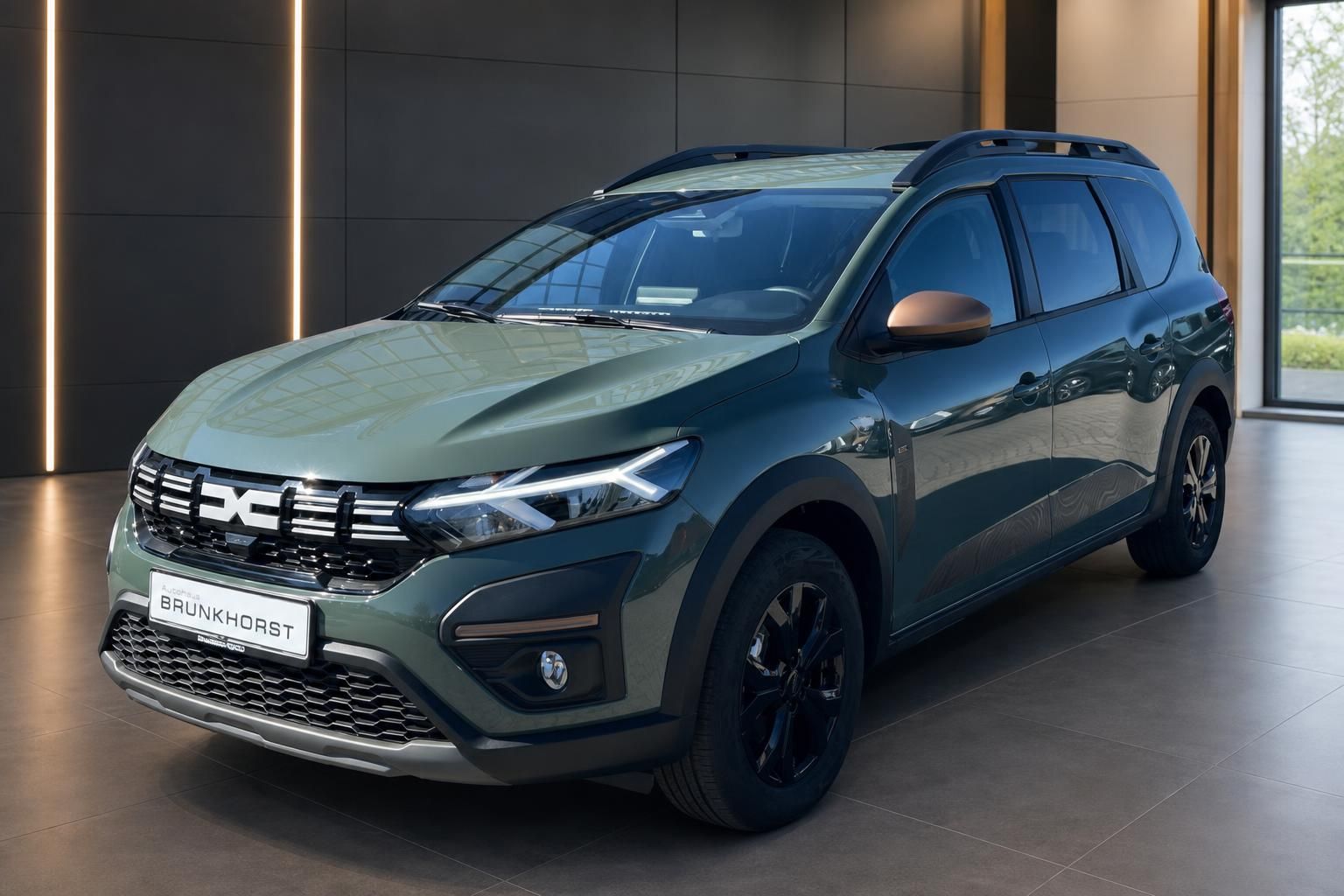 Dacia Jogger gruener SUV Seitenansicht im Autohaus - 7-Sitzer Familienauto