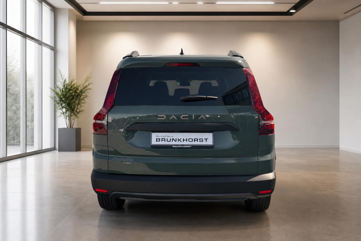 Dacia Jogger Heckansicht in gruen mit roeten Ruecklichtern im Showroom