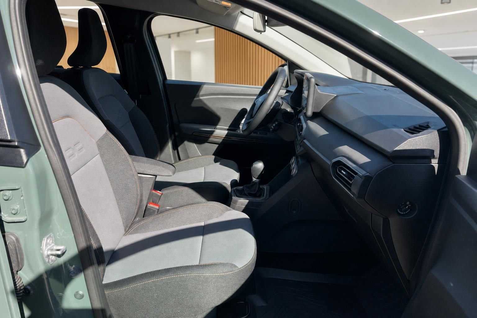 Dacia Fahrzeug Innenraum - Vordersitze und Armaturenbrett im Autohaus - moderne Ausstattung