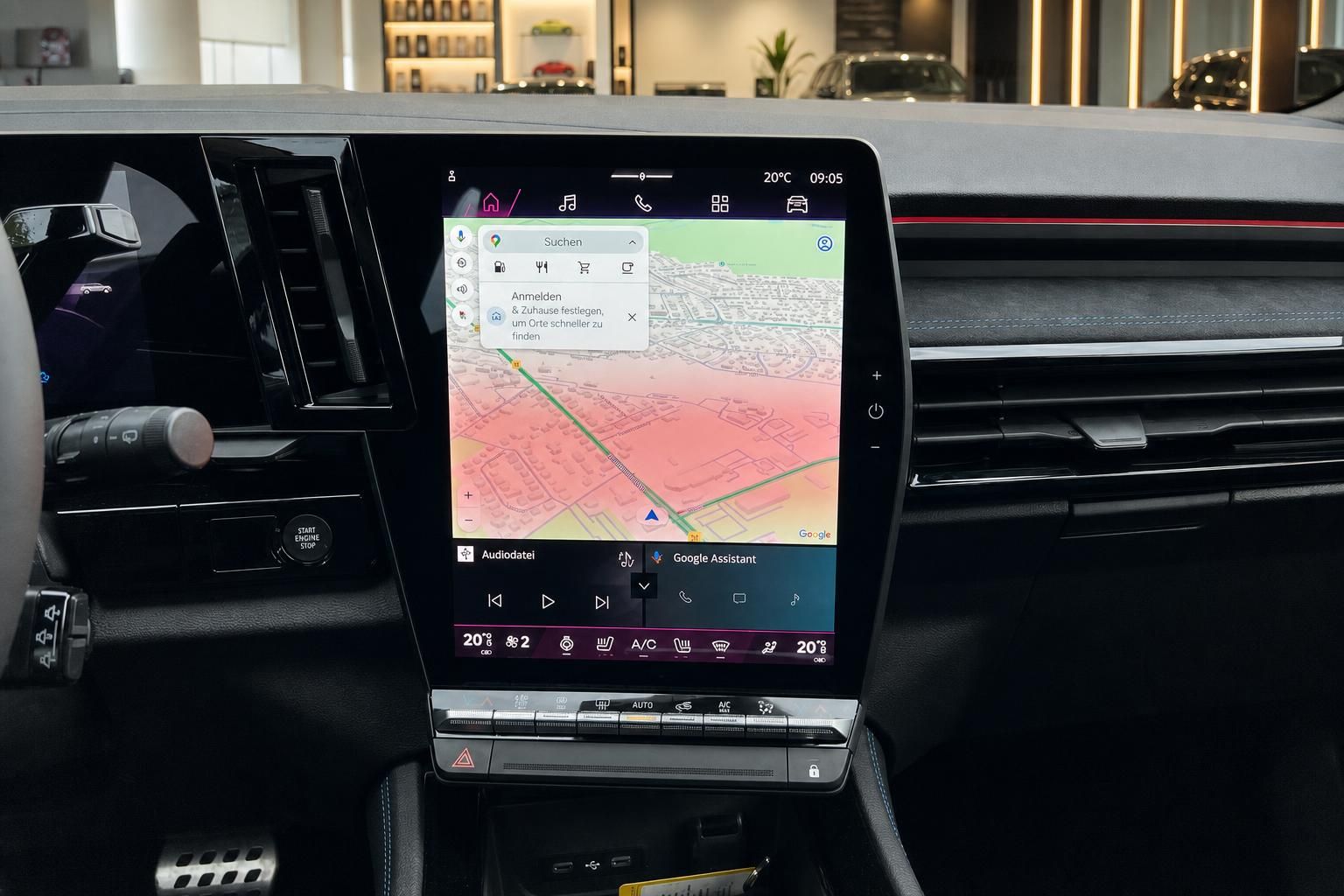 Infotainment-System mit Navigationskarte im Fahrzeug-Cockpit