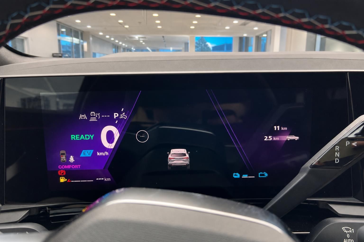 Digitales Kombiinstrument mit Assistenzsystemen im Fahrzeugcockpit