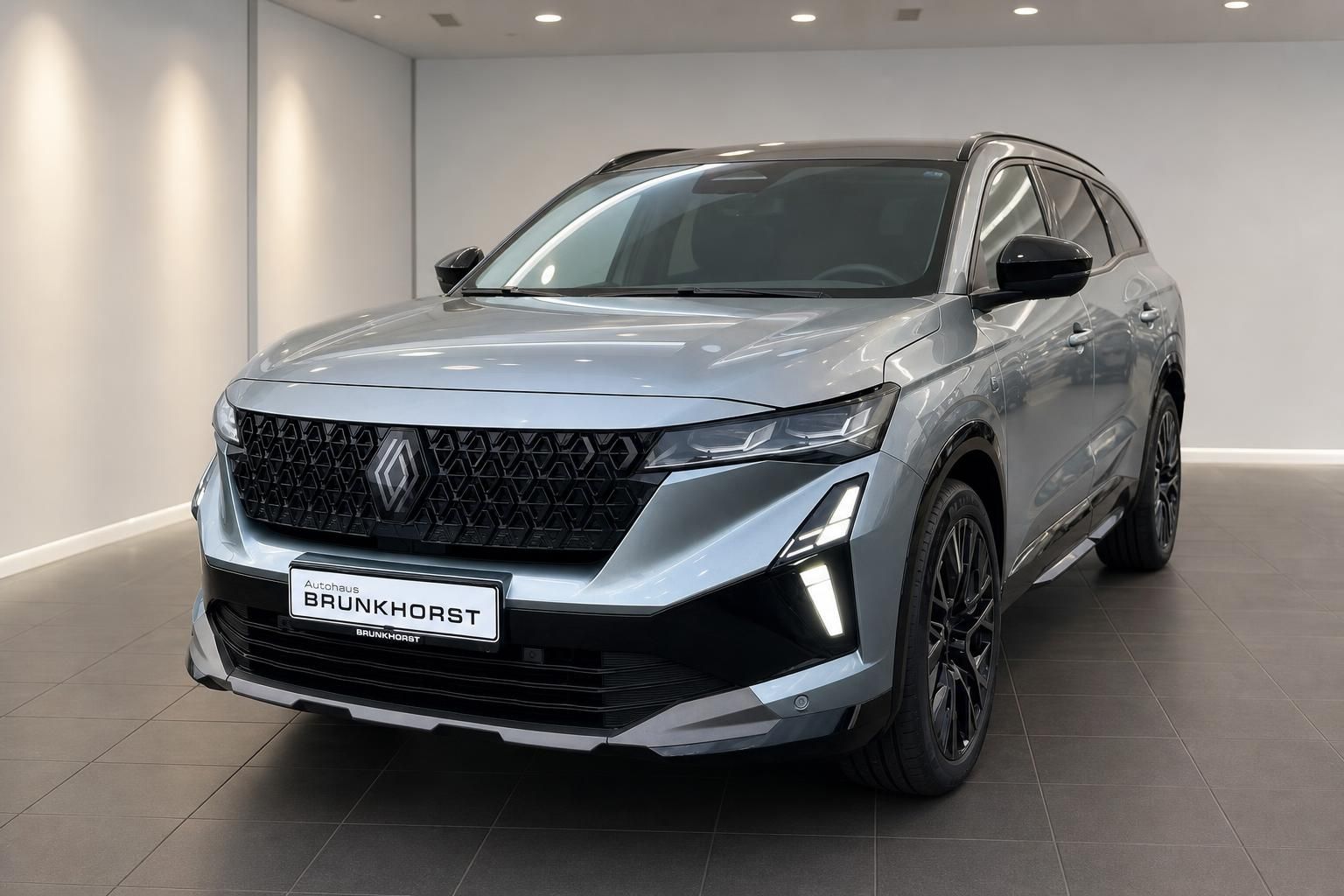 Renault Espace in Silber, Frontansicht schräg im Autohaus Brunkhorst