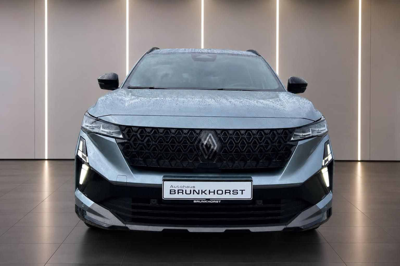 Renault Espace Frontansicht in Silber, Autohaus Brunkhorst Showroom
