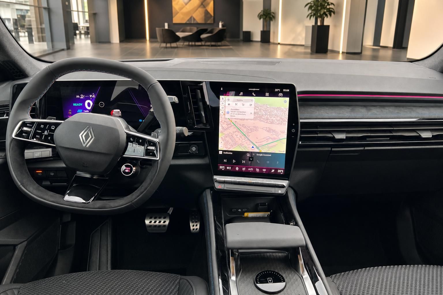 Renault Espace Cockpit mit Lenkrad und Navigationssystem im Detail