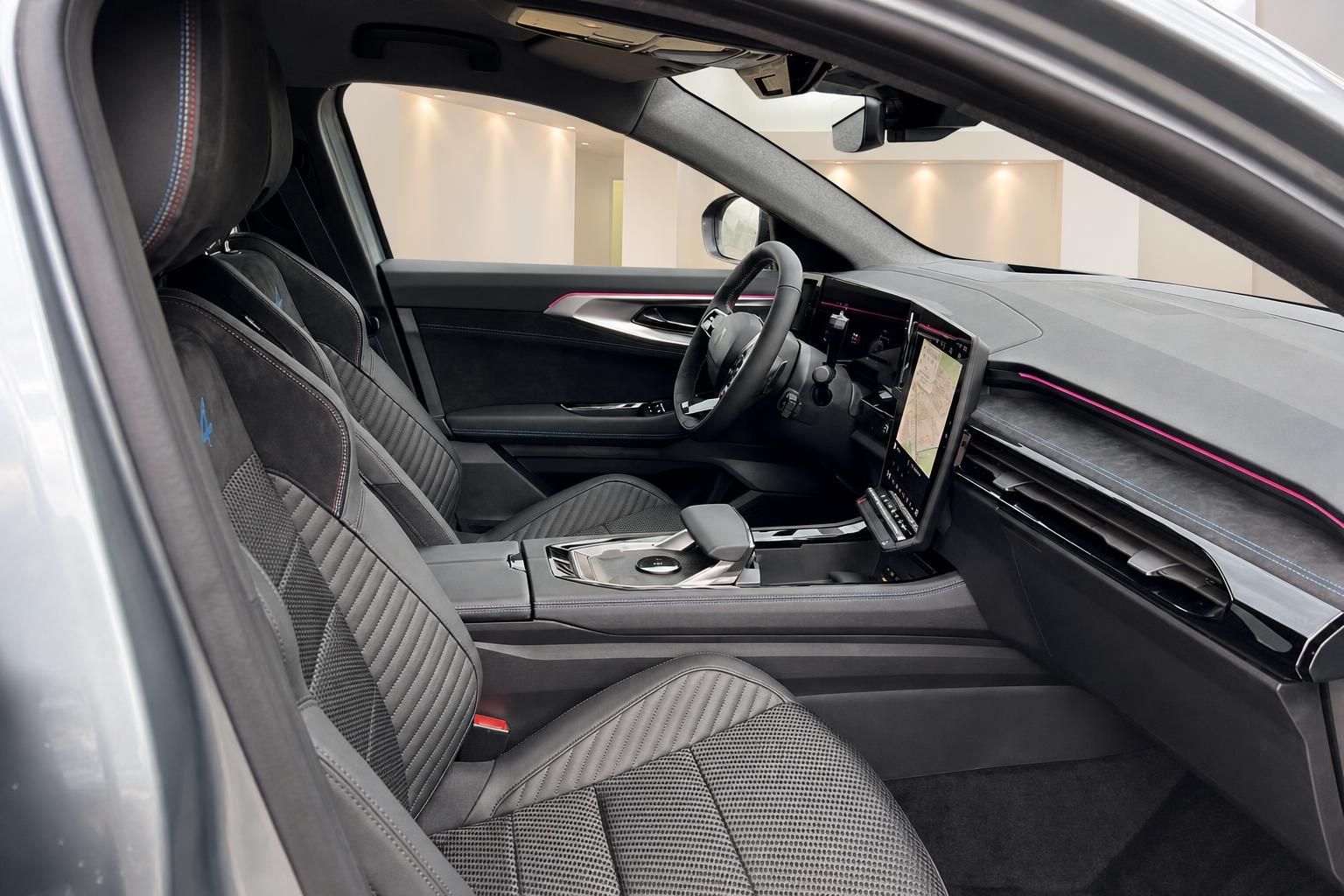 Fahrzeug Innenraum mit sportlichen Vordersitzen und digitalem Cockpit