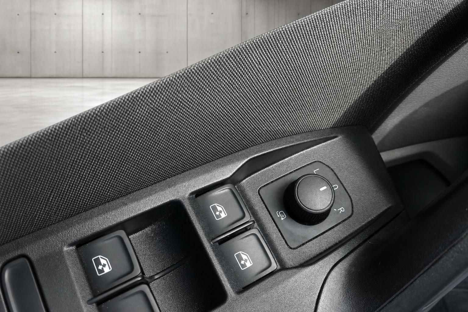 Detailansicht Fensterheber und Bedienelemente SEAT Arona Türverkleidung