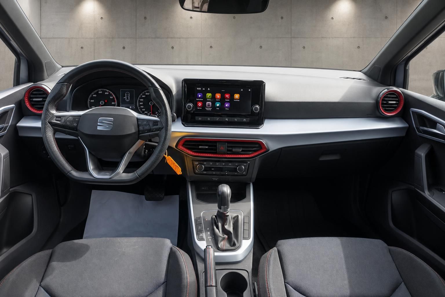 SEAT Innenraum mit Cockpit, Lenkrad und Touchscreen-Infotainment