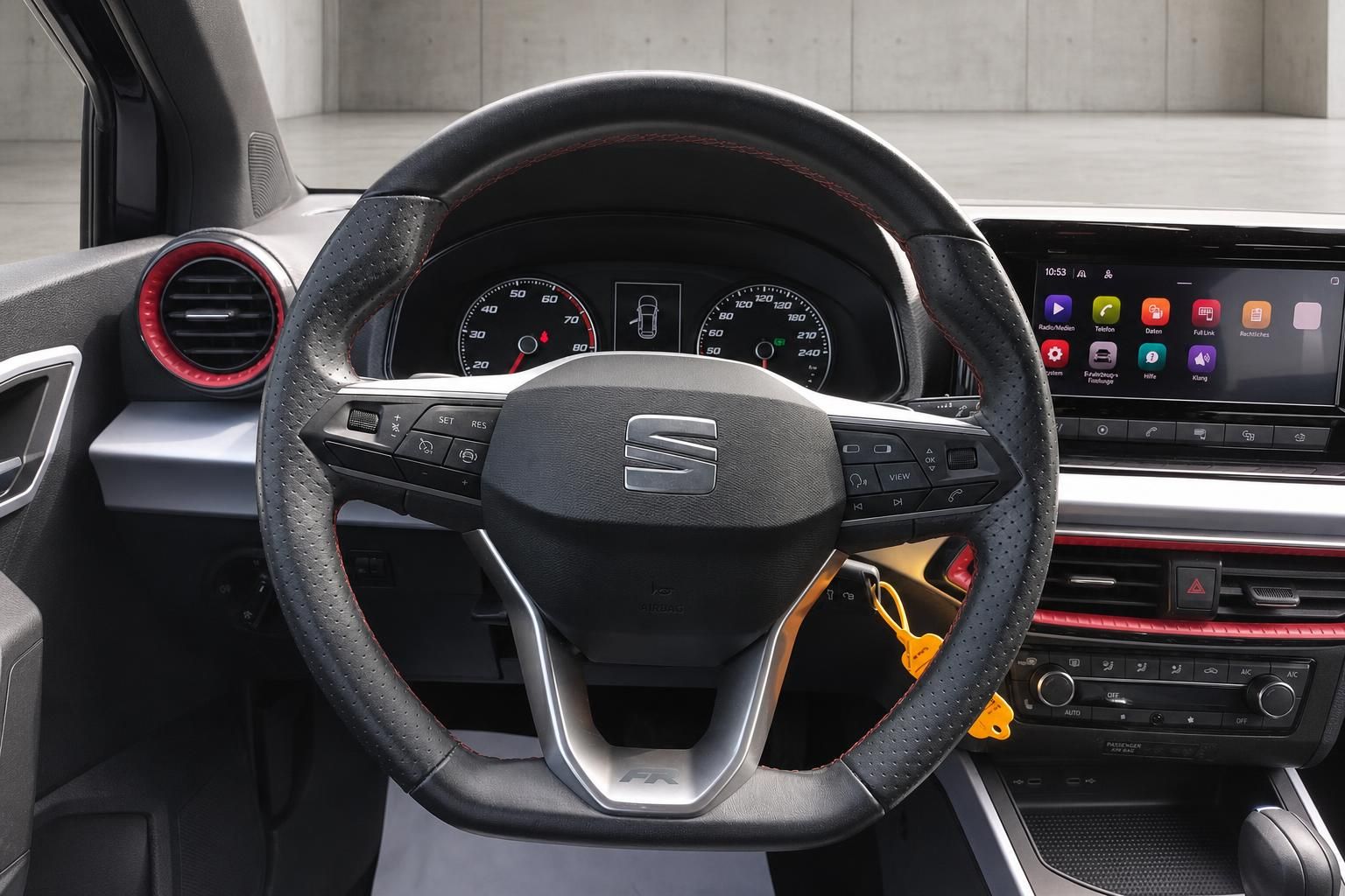 SEAT Lenkrad mit FR-Logo und Multifunktionstasten im Detail