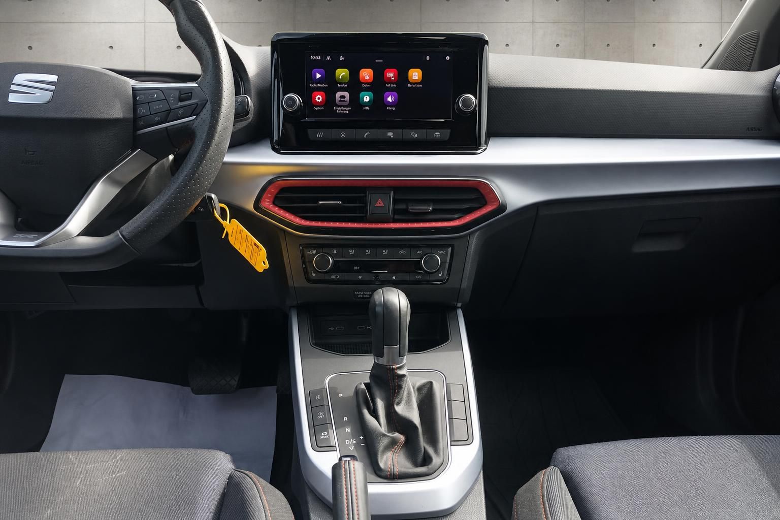SEAT Mittelkonsole mit Touchscreen, Schaltung und Lüftungsdüsen