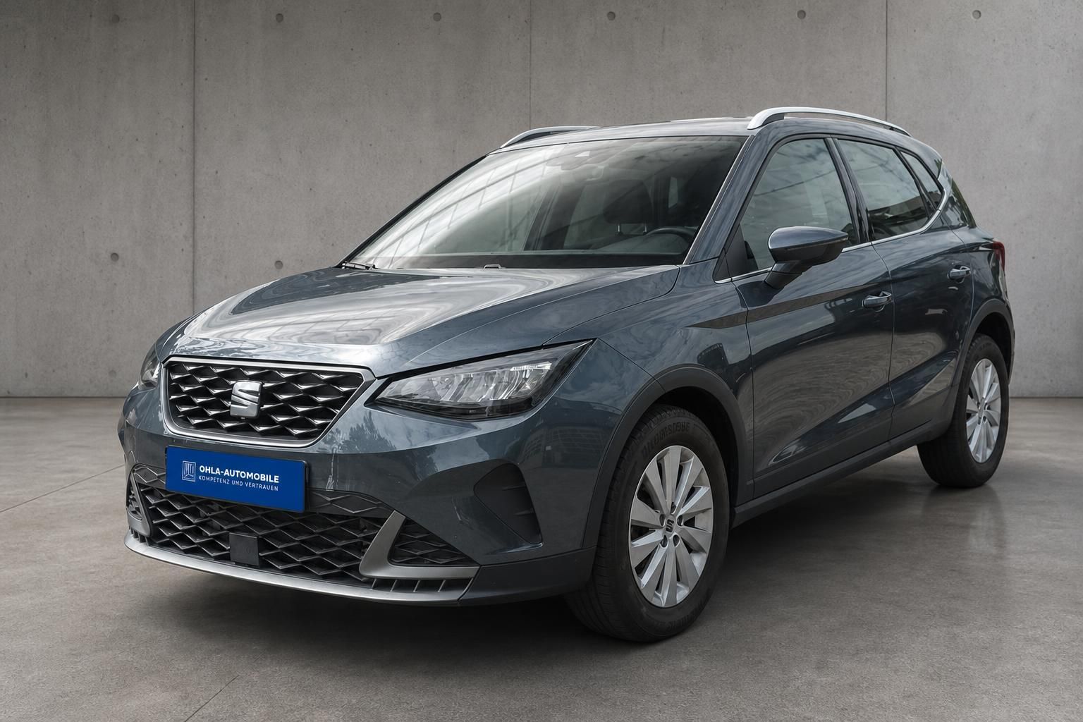 Seat Arona grau metallic, Front-Seitenansicht im Autohaus