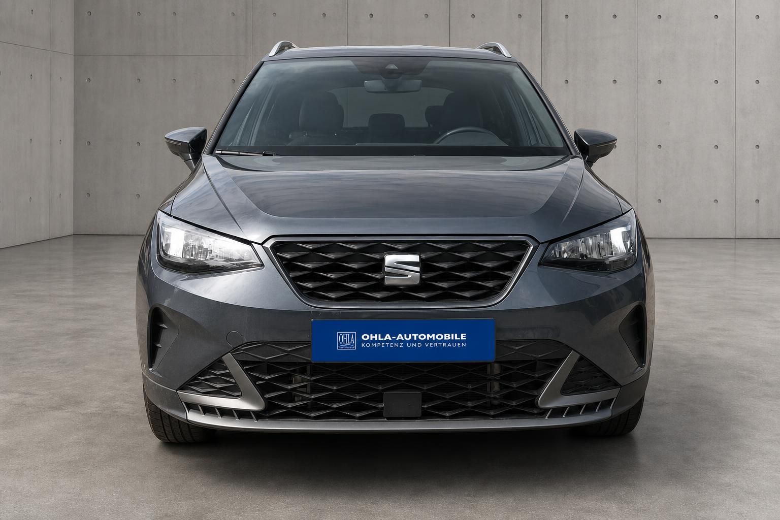 Seat Arona in Grau, direkte Frontansicht mit Kuehlergrill
