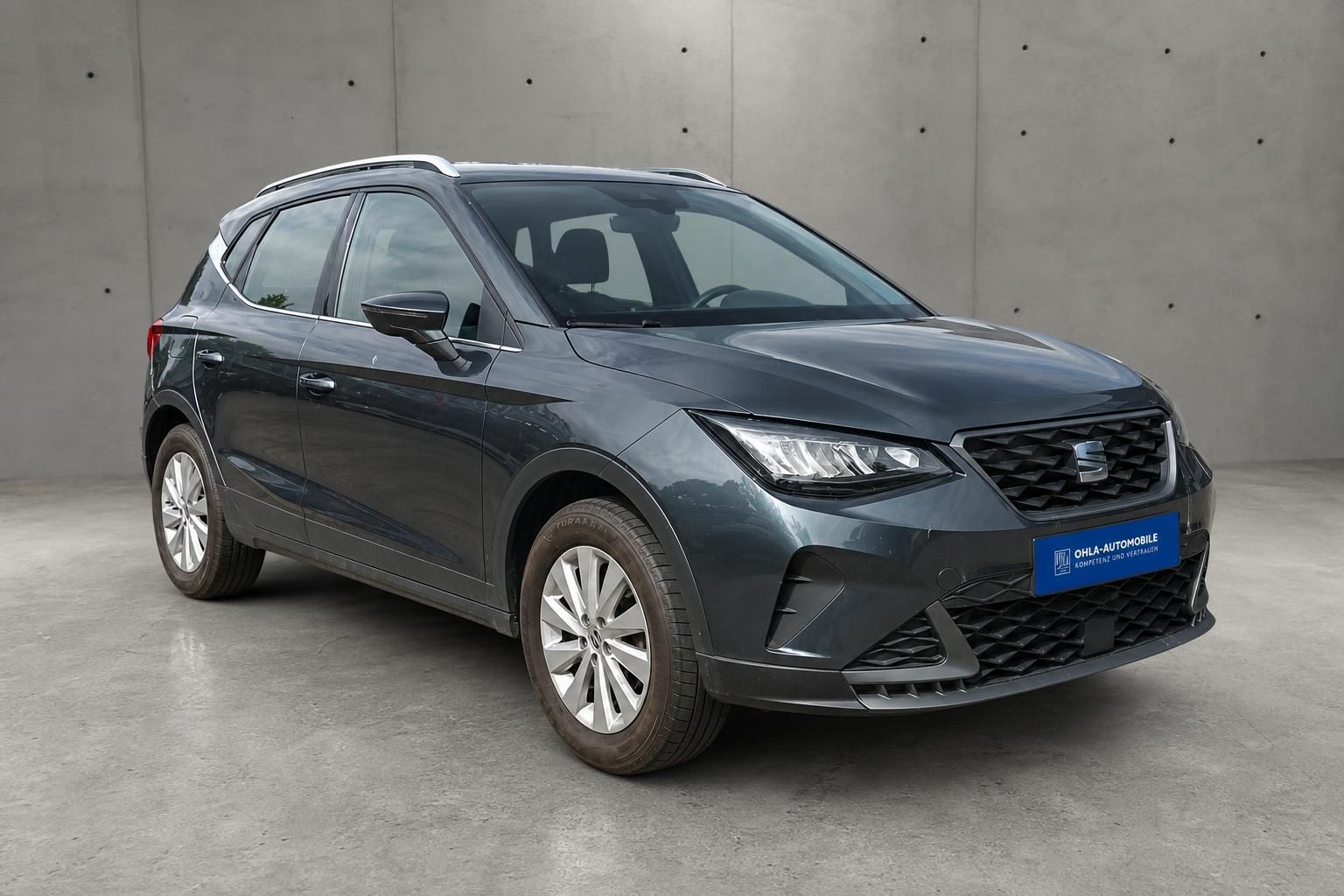 Seat Arona in Grau, Frontansicht schraeg mit Alufelgen
