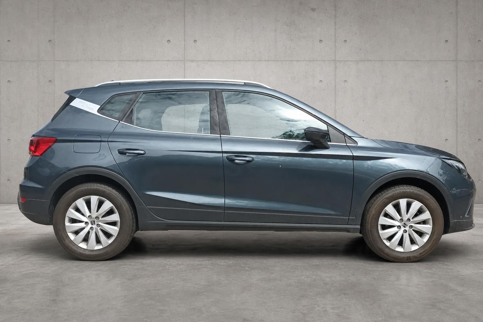 Seat Arona in Grau-Blau metallic, Seitenansicht im Studio