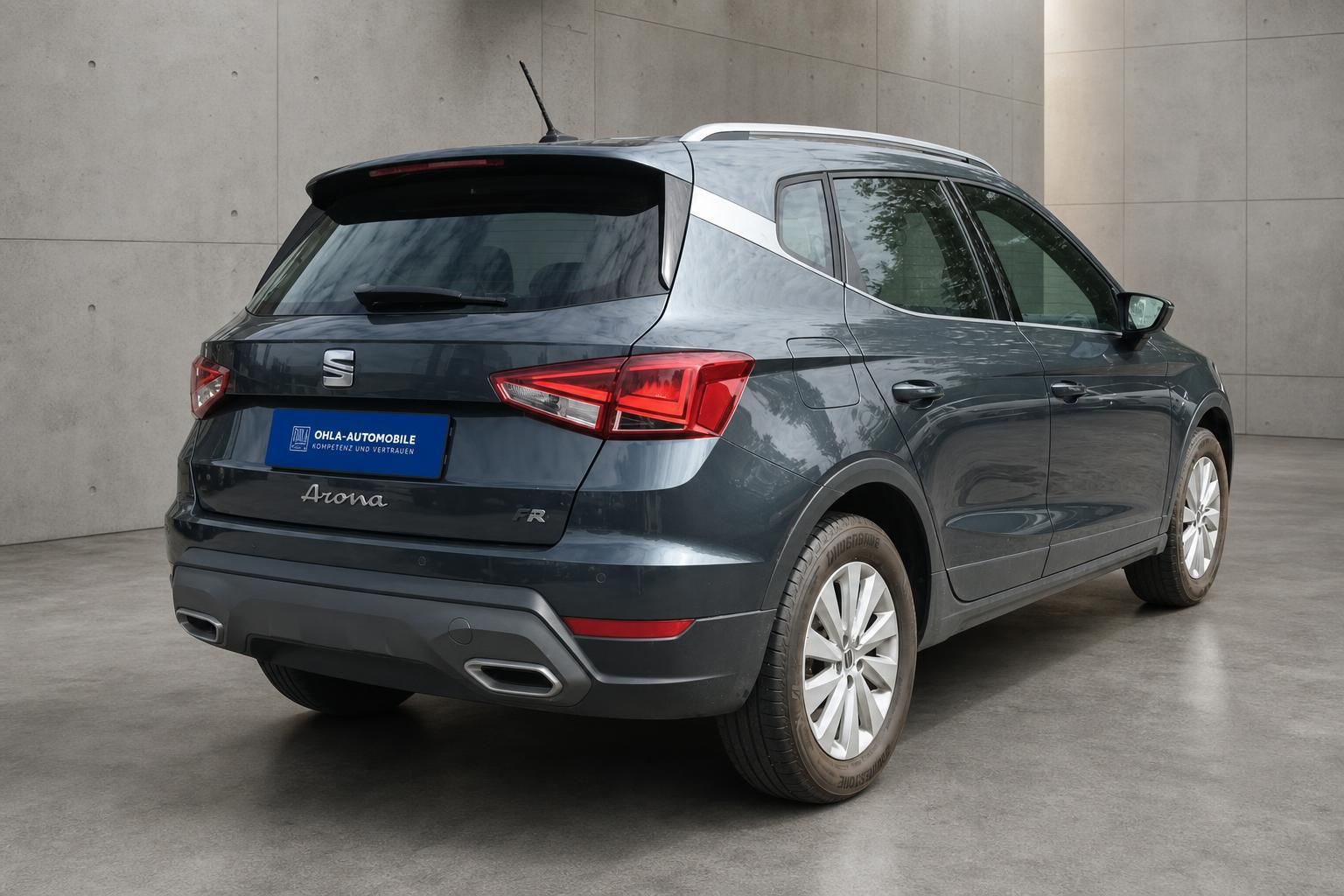 Seat Arona FR grau, Heckansicht mit Kennzeichenhalter Ohla-Automobile