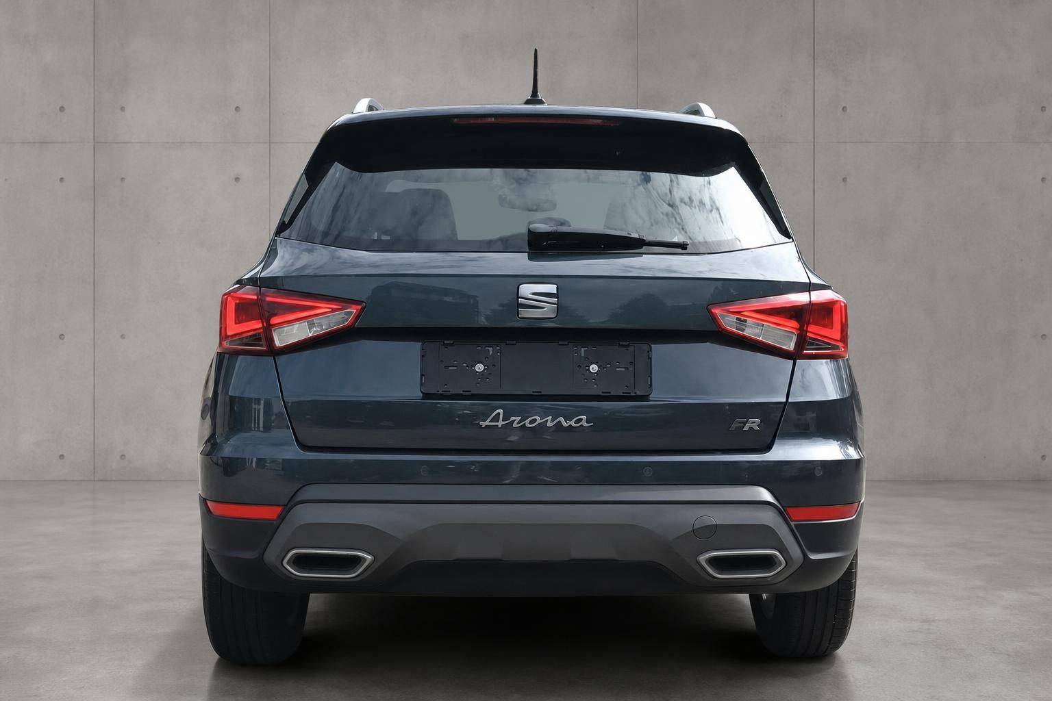SEAT Arona FR in Dunkelblau, Heckansicht vor grauem Hintergrund