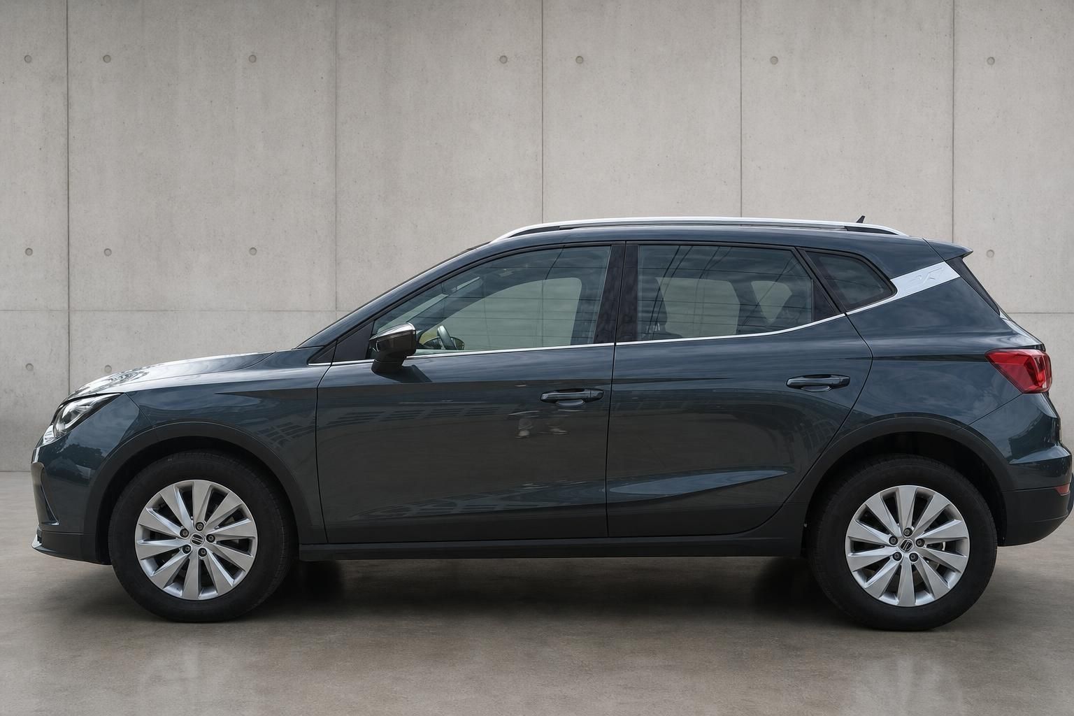 SEAT Arona Seitenansicht in Dunkelgrau mit Leichtmetallfelgen