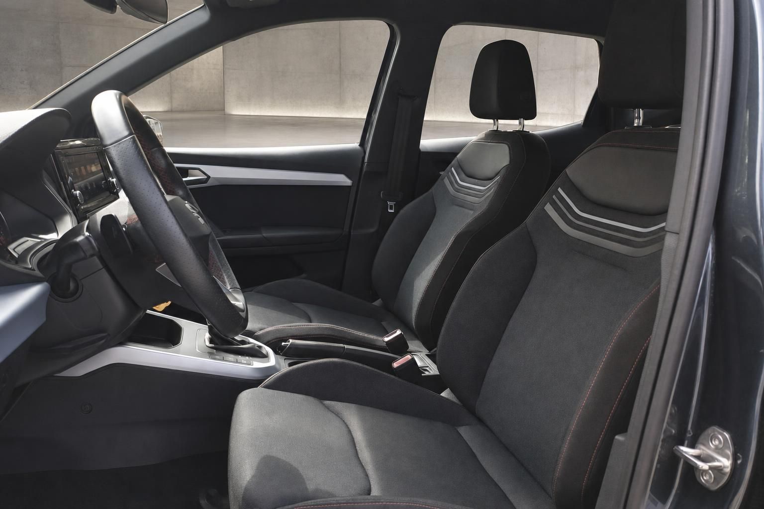 Innenraum SEAT Arona mit Sportsitzen und Blick auf Cockpit