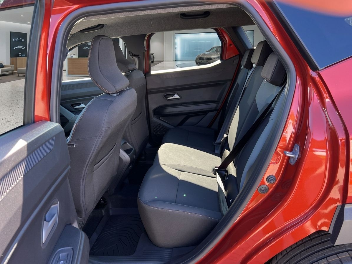 Dacia Duster Rücksitzbank mit grauer Stoffausstattung und Sicherheitsgurten