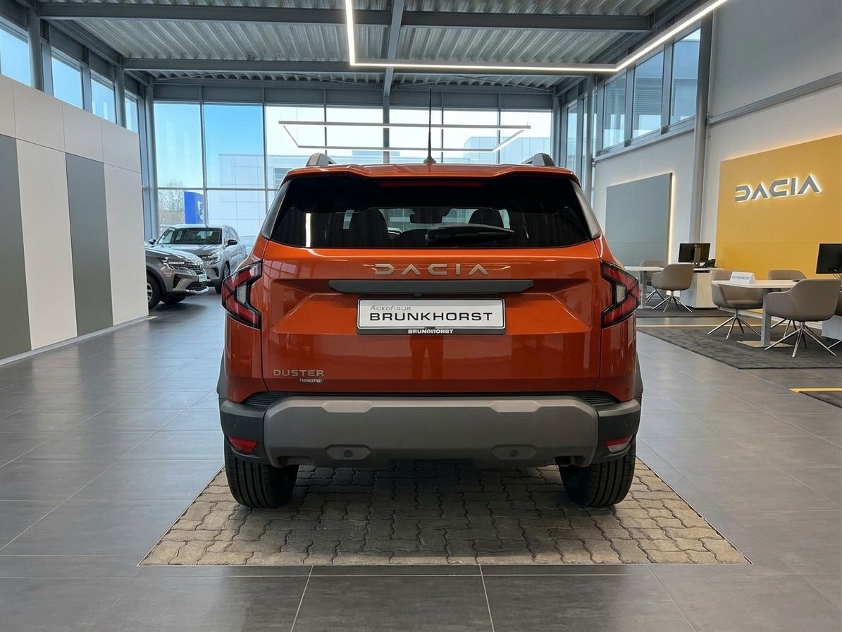 Dacia Duster Orange - Heckansicht im Autohaus Brunkhorst Showroom