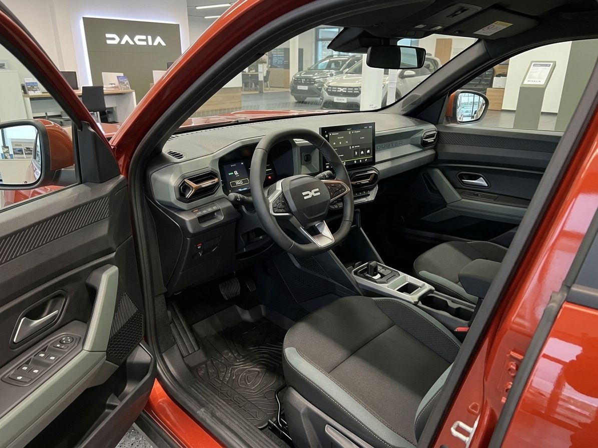 Dacia Innenraum mit Cockpit, Lenkrad und Mittelkonsole in Schwarz